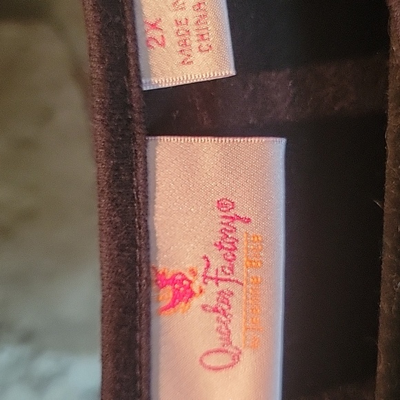 Scoop neck 3/4 sleeve top w/embroidery - Picture 3 of 4